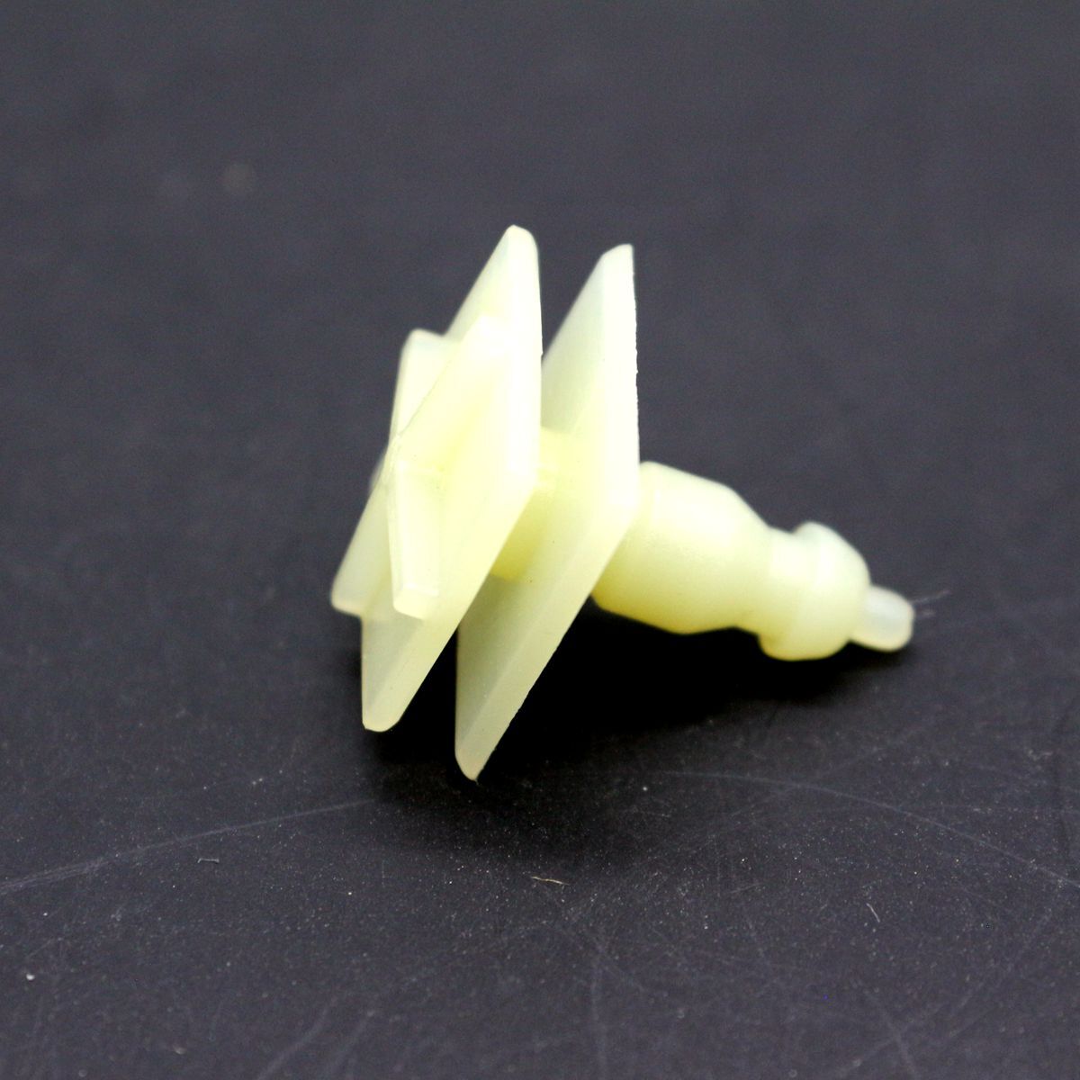 New 15 Hood Front Fender Bracket Exterior Moulding Clip for Nissan 76882-6P010