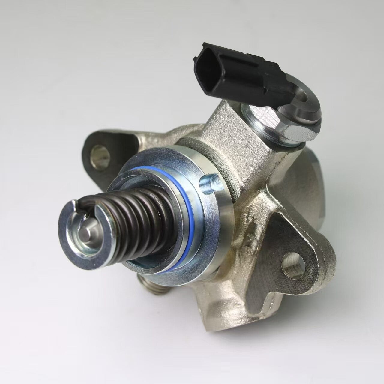 The new high-pressure fuel pump is suitable for Nissan Titan, NV, Armada, for Infiniti M56, QX56, and Q70.
