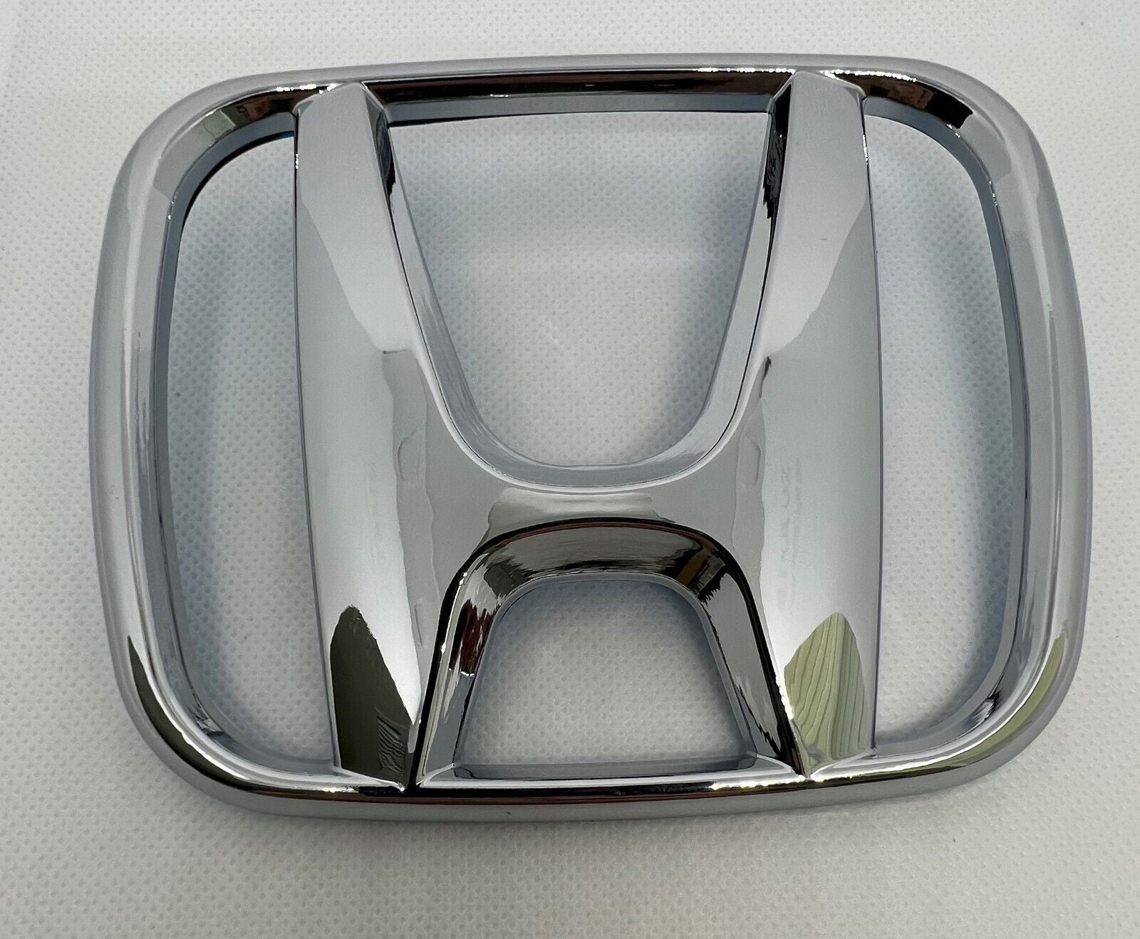 The front grille badge is applicable to for Honda Accord 2003-2007 and CR-V 2002-2011.