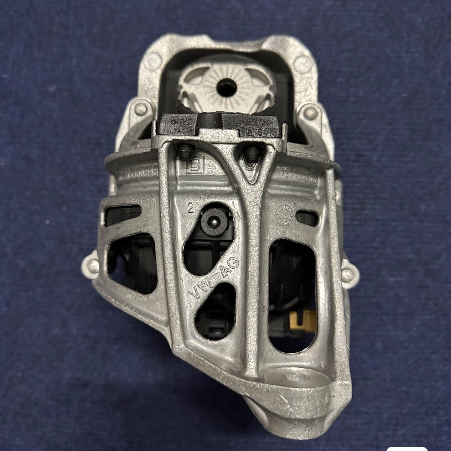 A pair of original equipment manufacturer (OEM) engine mounts for Audi Q5 2.0 Sportback 2018-2024 and Q7 2.0T 2016-2025.