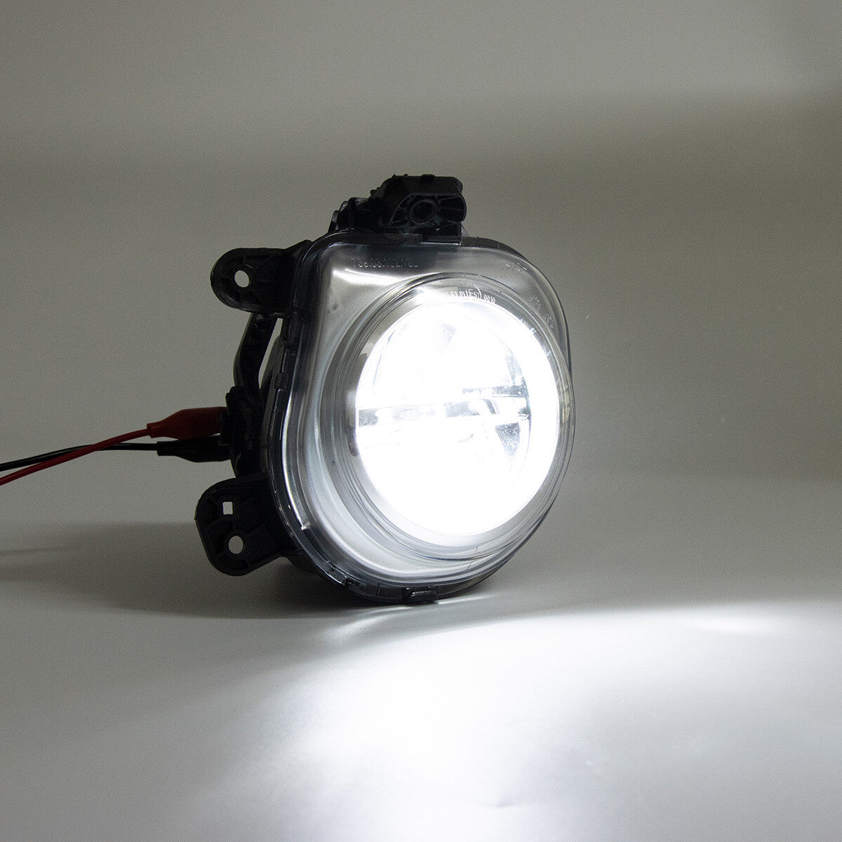 One front left LED fog light for BMW X3 F25 X4 F26 X5 F15 F85 X6 F16 SUVs