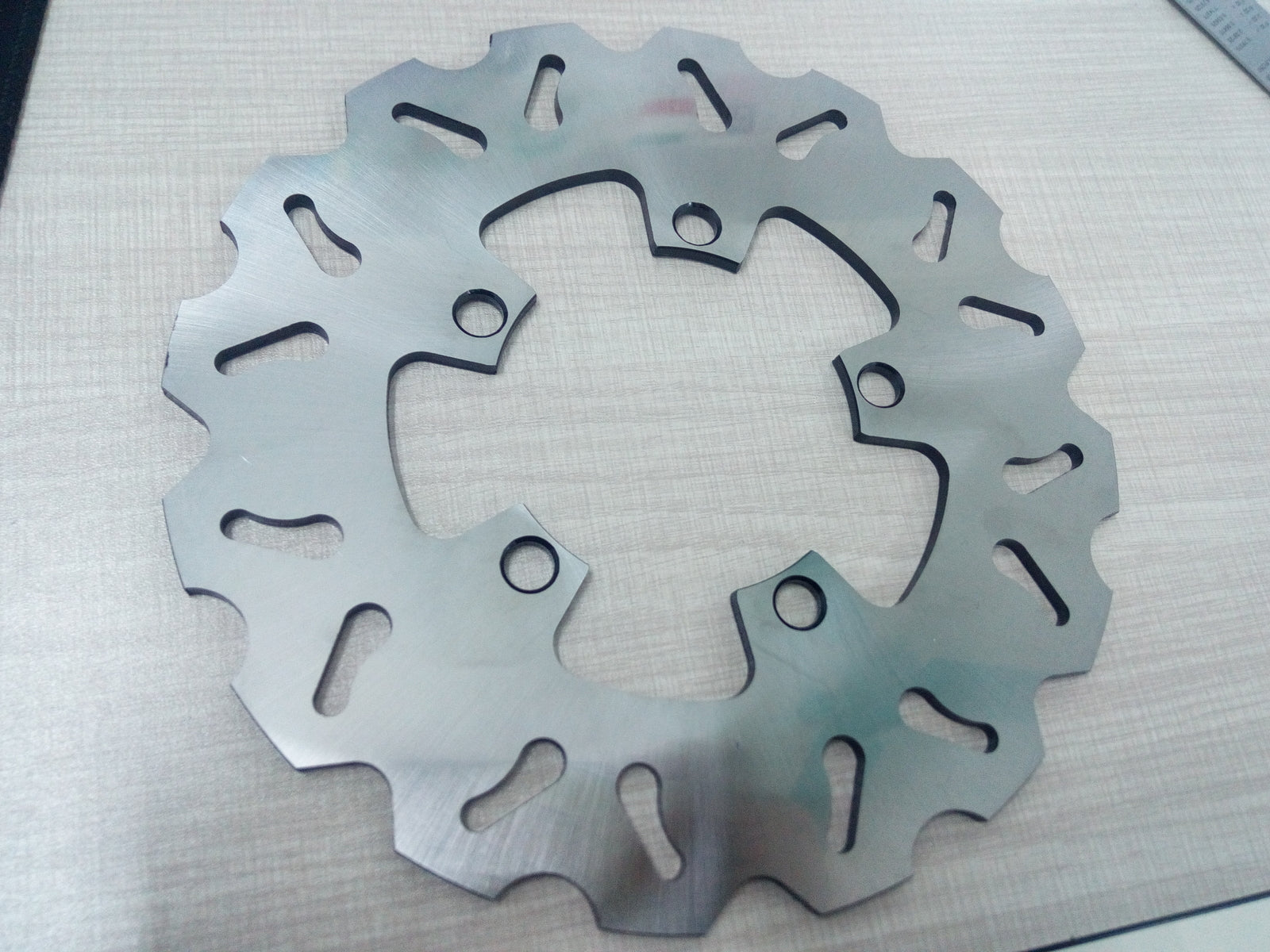 The CNC rear brake disc rotor is suitable for Yamaha 2002-2003 YZF R1 (RN09/e13/0054) 1000CC