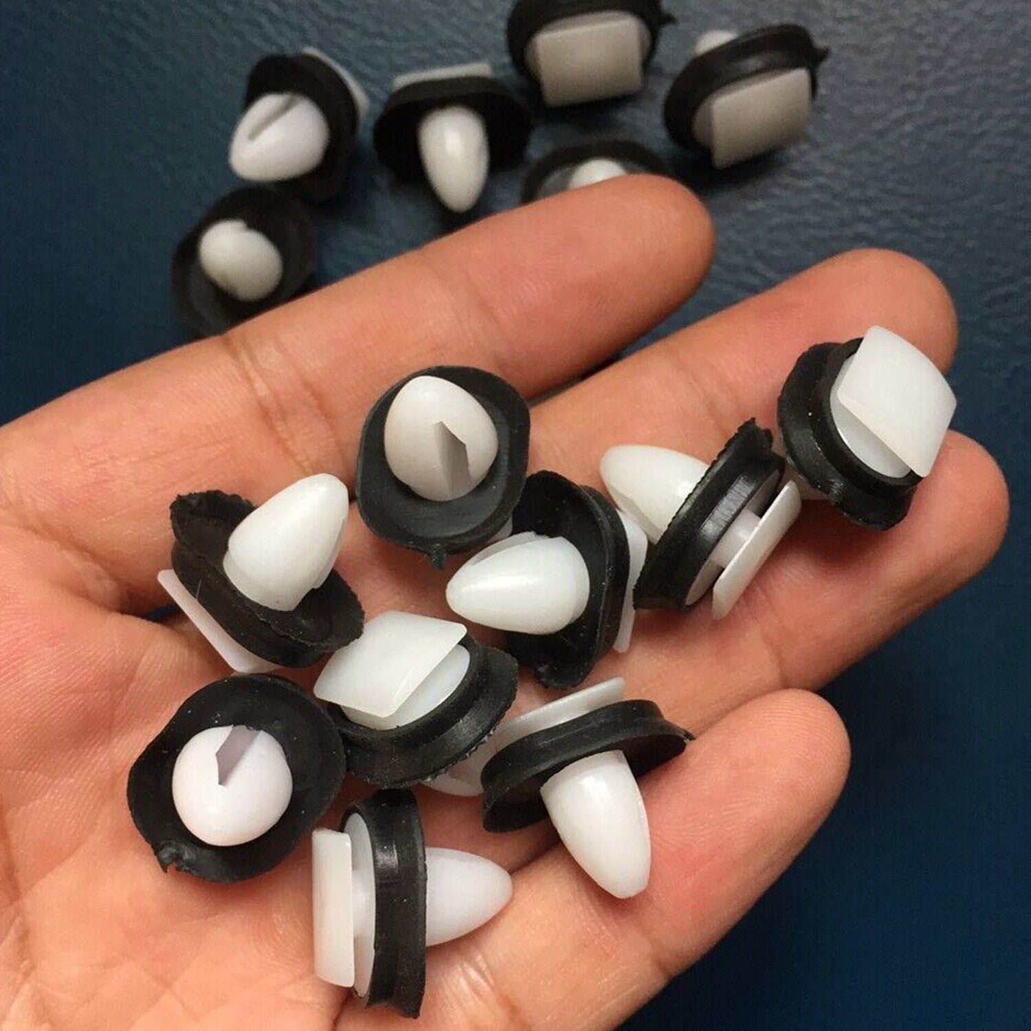 25Pcs For 14-19 for Chrysler White Nylon Body Side Moulding Clip 68093998-AA