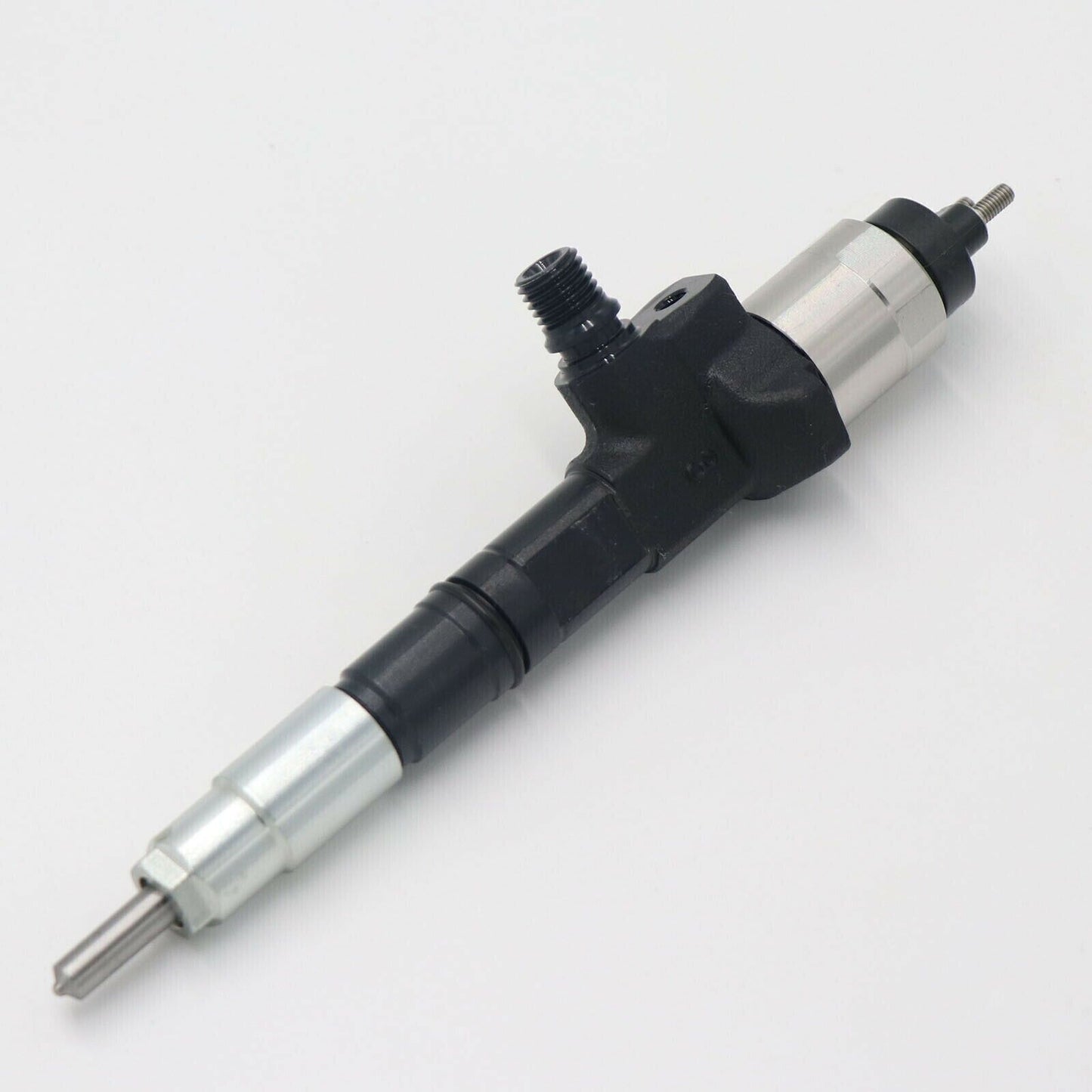 Common Rail Diesel Fuel Injector 1J500-53051 095000-9690 for Kubota V3800 V3800T