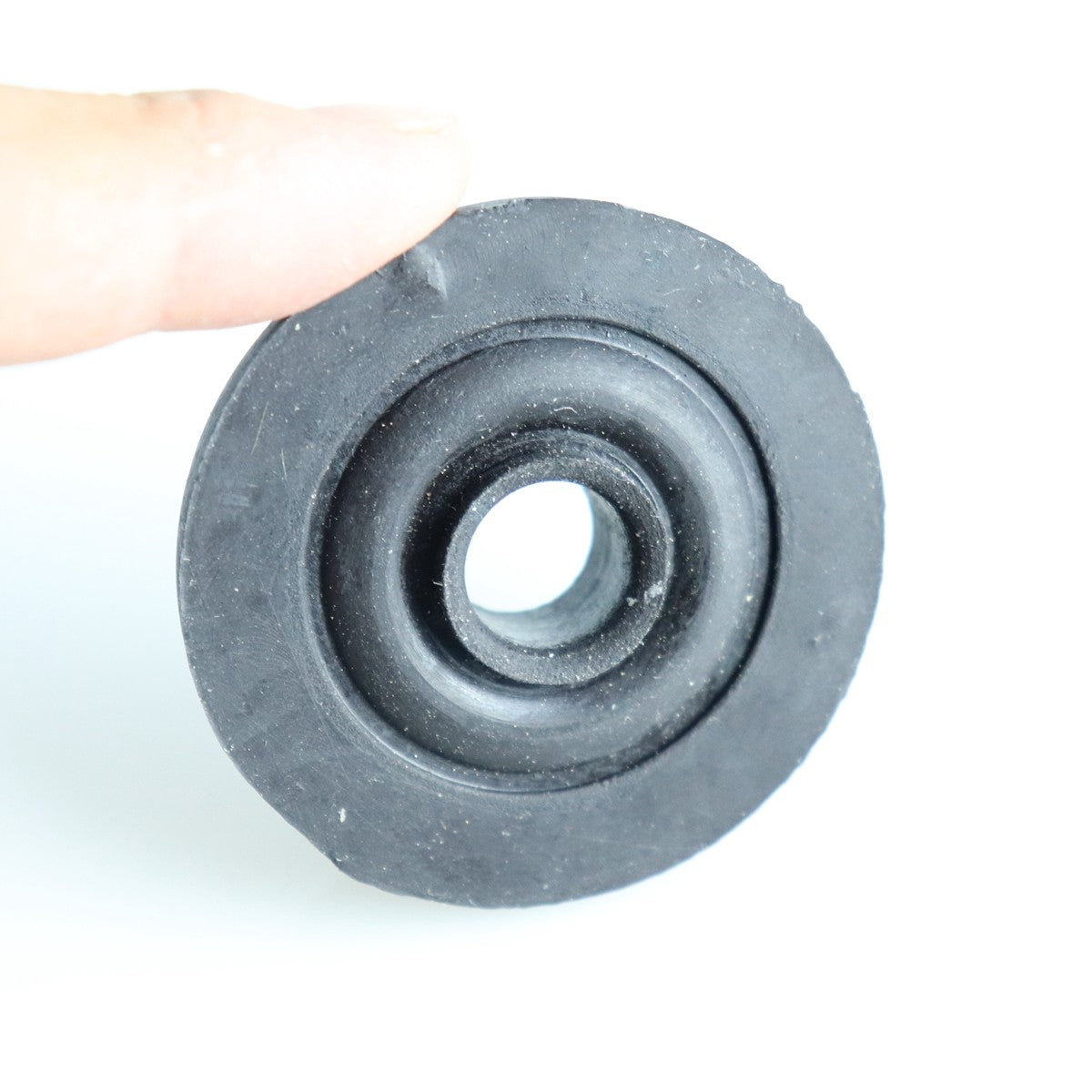 The new upper radiator mounting bushing is suitable for Nissan for Infiniti 21506-4M400 and 21506-6M100.